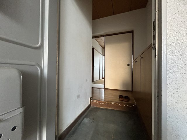 玄関には靴箱が備え付けられており普段使いの靴から季節物までしっかり収納可能。玄関まわりをすっきり保ちやすく、来客時も安心。段差のある玄関で室内と程よく区切られ、落ち着いた住まいの第一印象を演出します。