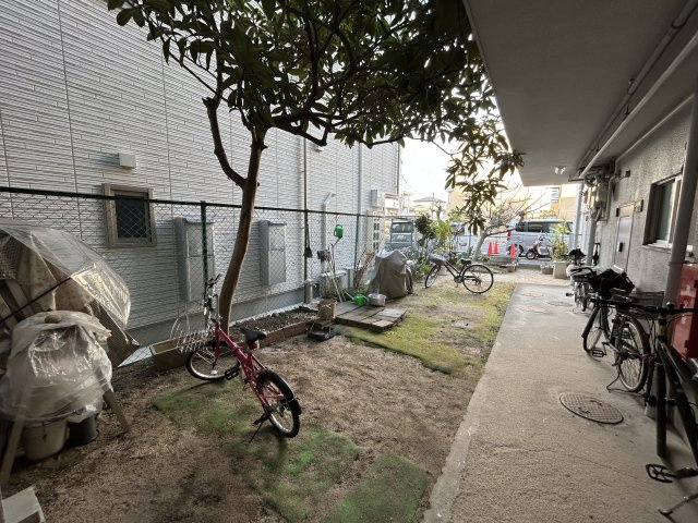敷地内に駐輪スペースが確保されており、自転車を日常的に使う方にも便利な環境です。共用部は見通しがよく、出し入れもしやすい配置。通勤・通学や近隣へのお買い物など、気軽に自転車を活用できる住環境です。