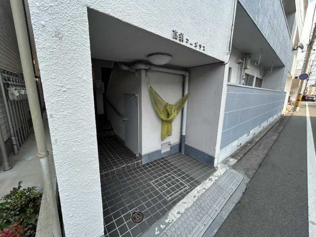 ゴミ置き場は建物前に設けられており出勤前や外出時にも立ち寄りやすい配置。敷地内にあるため管理が行き届きやすく、共用部もすっきりとした印象。生活動線を妨げにくく日々のゴミ出しが負担になりにくい点も魅力。