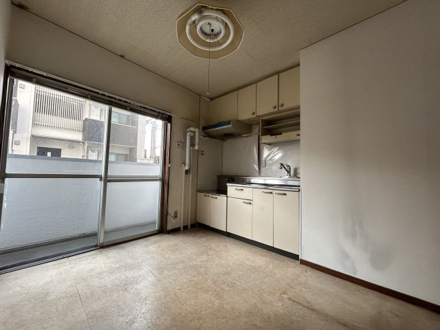 キッチン側から見たDKは、室内全体を見渡せる開放的な配置。バルコニーへの動線も良く、洗濯や換気がスムーズです。家具配置もしやすく、生活スタイルに合わせたレイアウトが可能です。