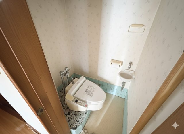 独立したトイレ空間で、落ち着いて使用できる配置です。温水洗浄便座付きで、日常使いの快適さにも配慮されています。手洗い器が備わっているため、使用後すぐに手を洗える点も便利。