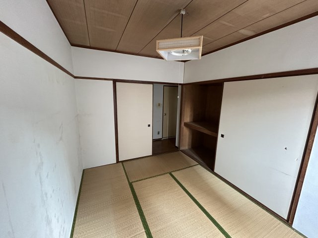 落ち着きのある和室6帖は、畳の温もりを感じられる空間。押入れ付きで収納力もあり、寝室やくつろぎスペースとして幅広く活用できます。バルコニーに面しており、明るさも確保されています。