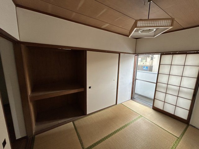 和室に備えた押入は奥行きがあり収納力に優れた造り。布団や季節物の衣類はもちろん来客用の寝具や日用品のストックにも便利。棚付きで整理がしやすく和室をすっきりと保てます。居住スペースを有効に使える点も魅力