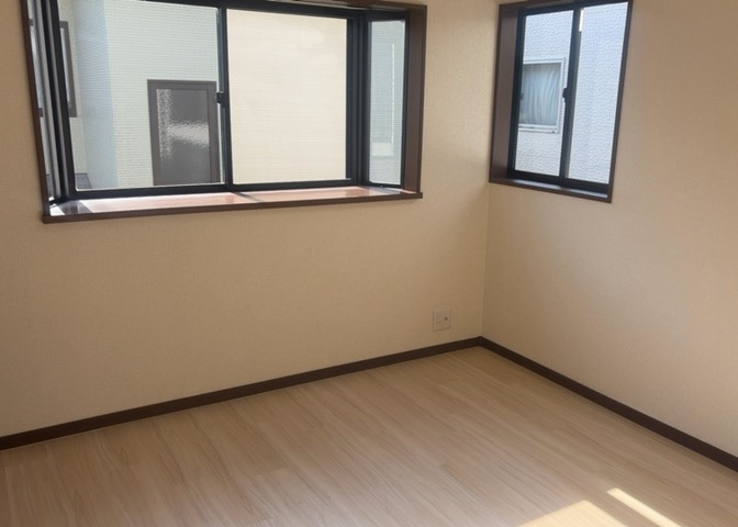 洋室のメリットは重い家具が置きやすく、身の回りが整理しやすいことです。　床がフローリングのため畳とは異なり凹みにくいです。　クローゼットなど収納が豊富で、普段使わない旅行カバンや服の整頓も簡単にです。