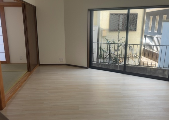 直線タイプはLとDKを一直線に並べた形で対面キッチンのタイプです。一般的なのでよく見かけるかもしれません。直線タイプに似た直接アイランドタイプは、キッチンとダイニングの間に壁がない分広く感じられます。