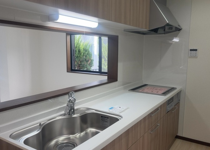 標準的なシステムキッチンの横幅は、165cm～300cm程度です。2100・2400・2550・2700などミリ単位で表記されます。普段どのように料理をするのかを想定しながら合ったサイズを選びましょう