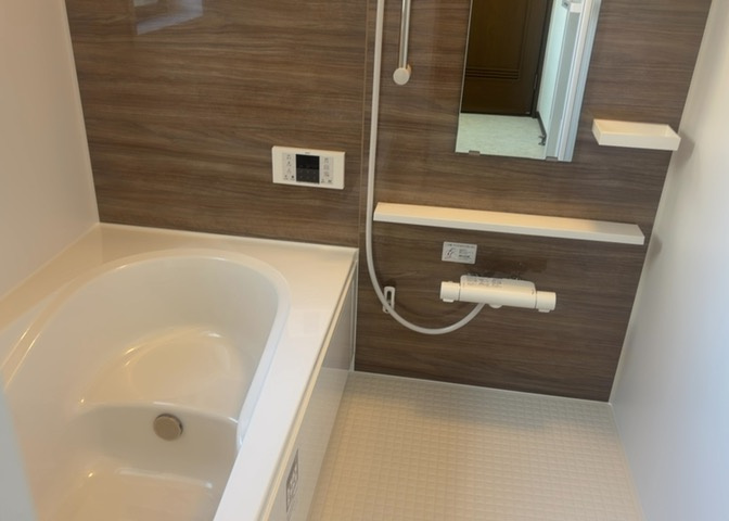 入浴時の快適さも大事なことですが、綺麗な状態を維持できなければ気持ちよく入浴できません。毎日の掃除が楽という点は大事なポイントになります！カビが生えにくく掃除がしやすい、壁や浴槽を選ぶといいでしょう。