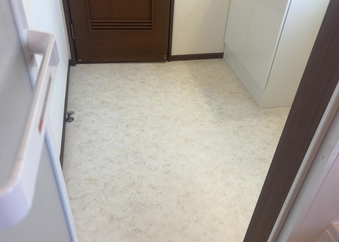 多くの戸建て住宅で見かける洗面脱衣所は、洗面台と洗濯機が2畳ほどのスペースに並べられていて、洗面所が脱衣所を兼ね備えている間取りが一般的です。お客様が利用することもある、パブリックな空間でもあります。