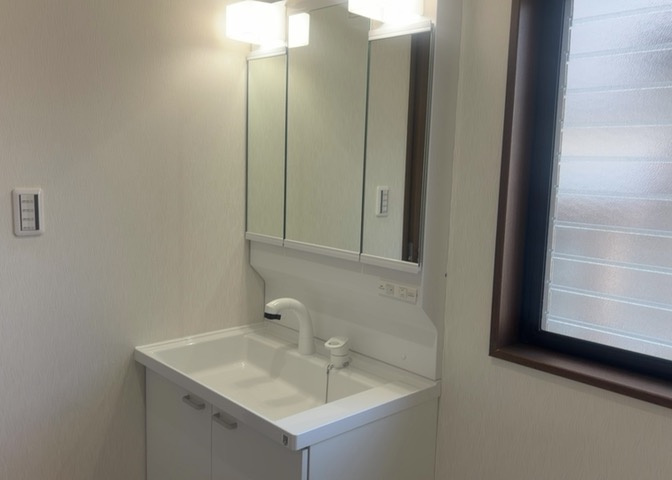 洗面化粧台では顔を洗ったり、身だしなみを整えることが本来の使い方ですが、用途によっては洗面化粧台に求められる機能が違ってくるため、ご自身や家族のライフスタイルに合ったものを選ぶことをおすすめ致します。