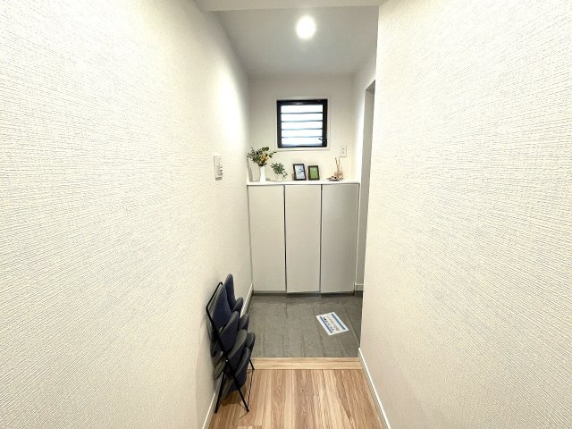 宅配等の受け取りの際にも、室内が見えない玄関で、防犯面も安心。　