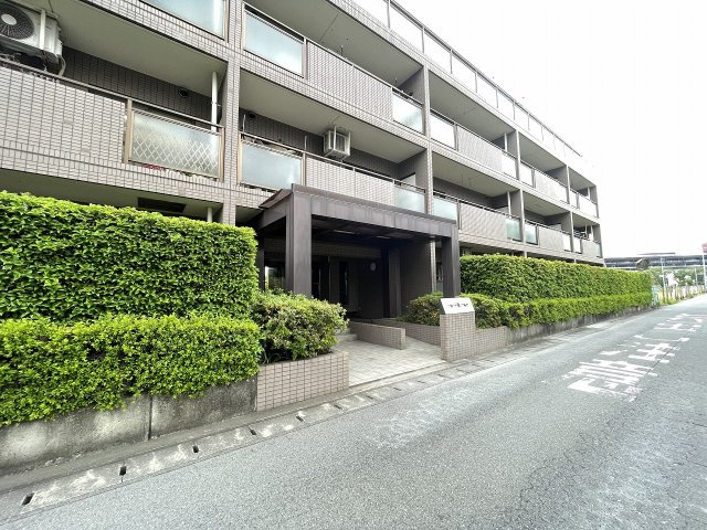明るく広々としたエントランスが迎えてくれます。　