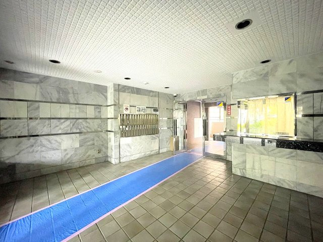 管理人室もあり、防犯面でも安心のエントランス。　