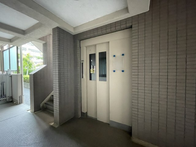 重たい荷物を持っていても、エレベーターがあれば安心です。　