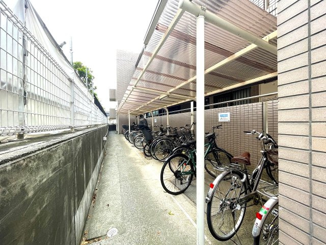 屋根付きの駐輪場で、サビや汚れの心配も不要。　