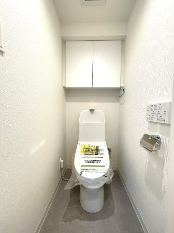 温水洗浄便座付きの清潔感あるトイレは、落ち着いた空間に。　