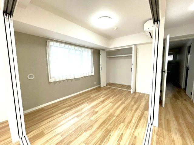 LD横の洋室は、扉を開けて解放感ある空間に。　