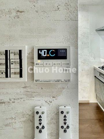 【給湯リモコン】外での一日を忘れさせてくれるオートバス機能でお好みの湯量・温度に調整された浴槽。
