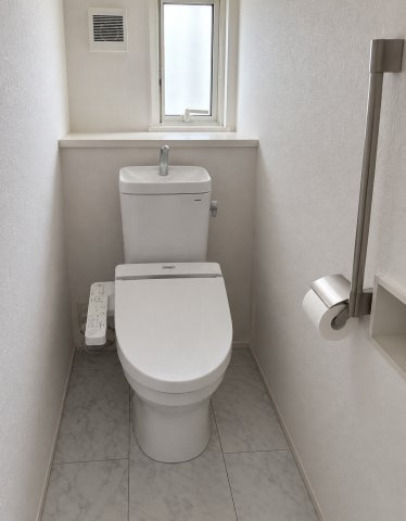 ◆清潔感のある白を基調とした落ち着ける空間。小窓をもうけていますので、こもりやすい空気の入れ替えも簡単に行えますね！　※画像は加工しております。