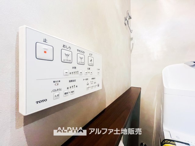 シンプルで洗練されたトイレ空間。メタリックなペーパーホルダーがスタイリッシュな印象を与え、清潔感あふれるデザインが毎日の暮らしを快適に彩ります。