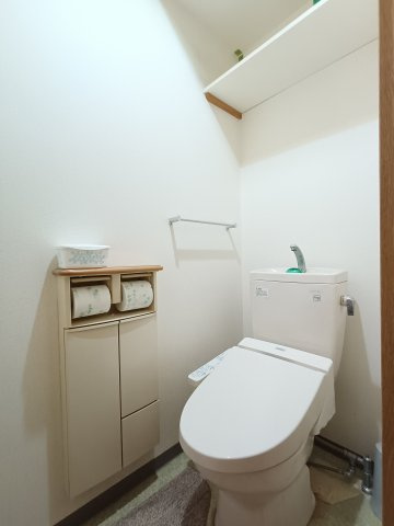 【トイレ】　シンプルで清潔感のあるトイレ空間です。