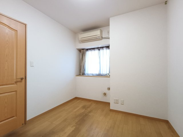 【洋室2　約5.0帖】　それぞれの部屋が独立性を保ち、家族のプライベート時間を大切にできます。