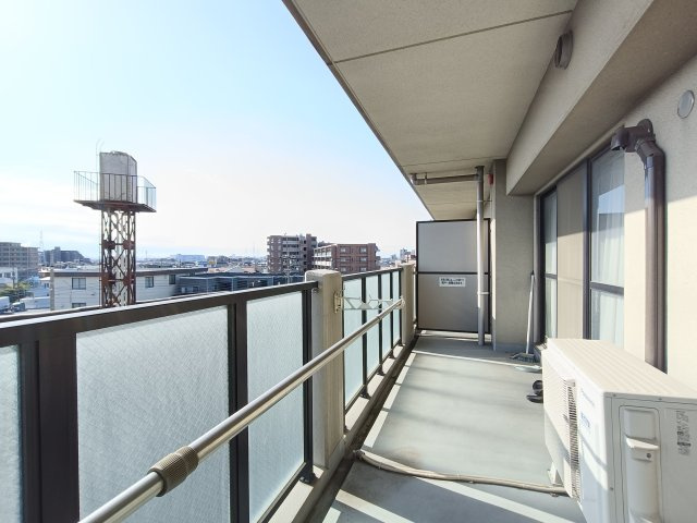 【バルコニー】　お天気のいい日はお外で洗濯物を干していただけます。