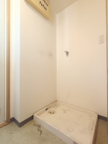 【室内洗濯機置き場】　室内に洗濯機置場を完備。天候に左右されず快適にお洗濯。