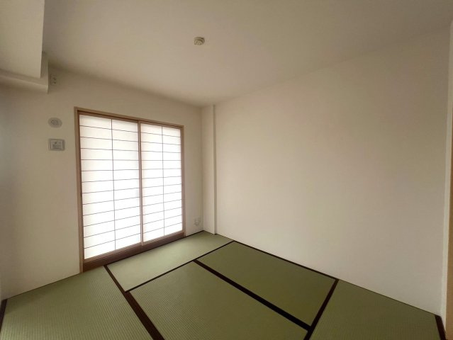 畳の上でゆっくりとくつろげる和室です