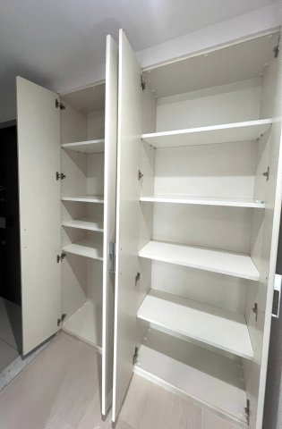 玄関すぐの廊下にも収納があります