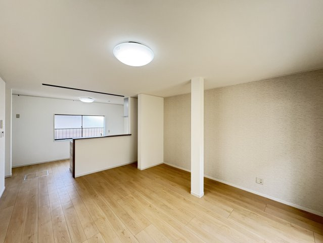 リフォームにより整えられたリビングは、別角度からも広がりを感じられます。空間を有効に使える設計で、ダイニングとリビングの使い分けもしやすい配置。家具のレイアウトも自由度が高く、快適な生活空間を演出。