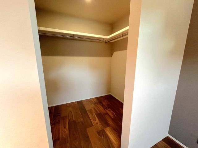 クローゼット付きの居室は、衣装ケースやタンスを置く必要がないので、部屋がすっきり片付きます。　