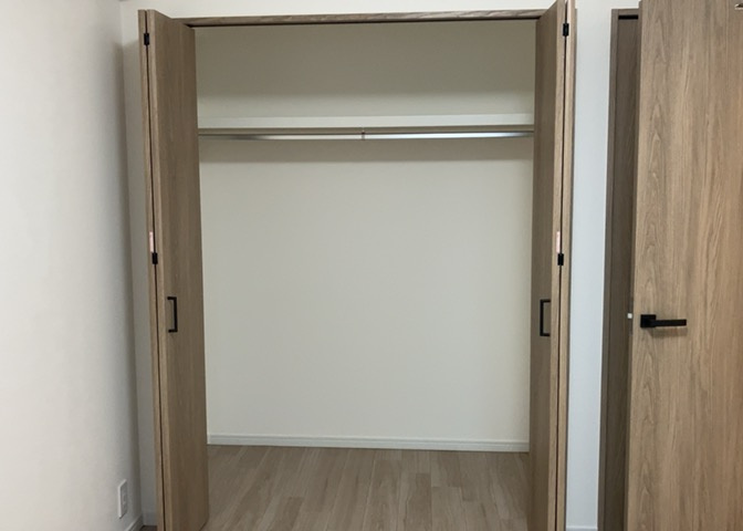 デザイン性を重視しすぎて収納が少なかった！なんてことにならないため、事前に現地で収納の数を確認しておくことをお勧めします。クローゼット以外にも床下収納や屋根裏収納、パントリーなどもチェックしましょう。