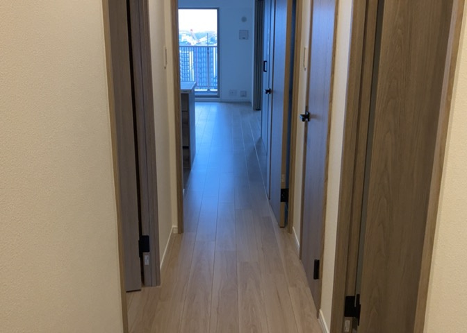 内装はとにかくおしゃれなものがいい！と選ぶ前に、まず住んだ後のことを想像してみましょう。住んでみたらコンセントの位置が悪くて使いにくいなど出てきます。事前にどの家電をどこに置くか想定しておきましょう。