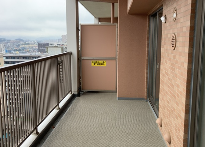 バルコニーは、室外の専用スペースのうち、「屋根がなく開放された空間」であるものを指します。ベランダより広いタイプのものが多く、日当たりもよいため家庭菜園などを楽しみたい人にとって適した環境となります。