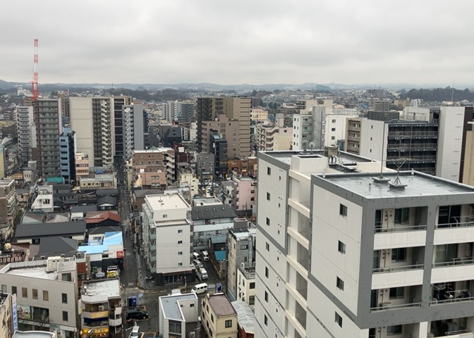眺望の良さを楽しめるダイニングキッチンで家族団らんの時間を過ごしてはいかがでしょうか。バルコニーから見える景色を家族で眺める時間は、時間が経つのを忘れてしまいそうですね。是非、現地を見に行きましょう！