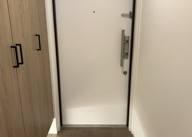 玄関は家の顔でもあり、家族以外の目にも止まる場所です。玄関は外との間を仕切る扉、靴などをしまっておく収納スペース、靴脱ぎのたたきスペース、来客とのやり取りをするドアホンなど複数のアイテムからなります。