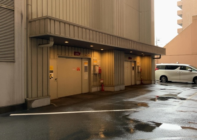 車一台あたりに必要なスペースは、標準サイズの普通自動車で横幅2m50cm、長さ5mは必要になります。ただし、乗降のことも考慮して横幅3m30cm、長さ5m50cmほどは確保できるところを選びましょう。