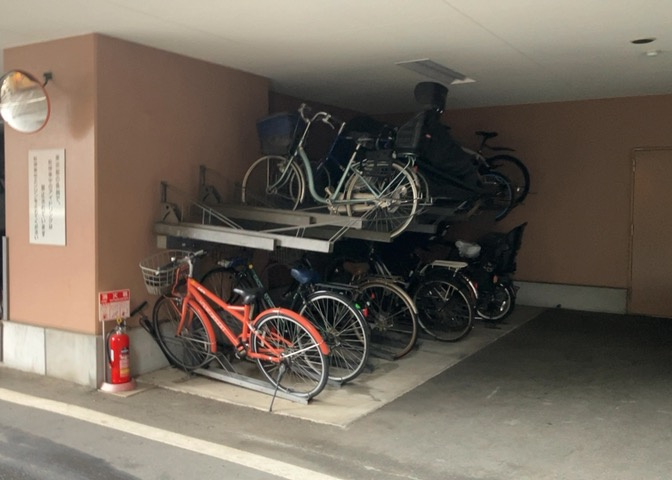 マンションの駐輪場は、事前に空きがあるか確認を取ると安心です。せっかく入居したのに駐輪スペースがない！なんてことになったら大変ですよね。そこで、内見時や購入前にはまず事前に確認しておくと良いでしょう。
