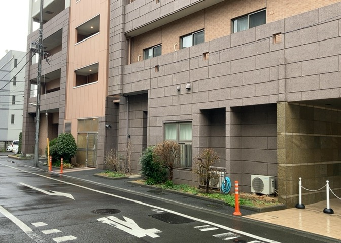 物件によっては、入居者が個人的に使用できる専用庭がついているものもあります。また、住宅の中にある土間の部分を庭と呼ぶこともあります。庭の用途は住む人によって変わり、それによってデザインもさまざまです。