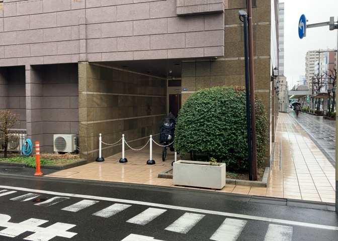 中庭（パティオ）とは、一つの建築物の内部に設けられた、壁などで囲われている庭のことを指します。コの字型、ロの字型が主流ですが、L字型の中庭もあります。最近では、インテリア性の高さからも人気があります。