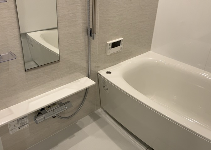 入浴時の快適さも大事なことですが、綺麗な状態を維持できなければ気持ちよく入浴できません。毎日の掃除が楽という点は大事なポイントになります！カビが生えにくく掃除がしやすい、壁や浴槽を選ぶといいでしょう。
