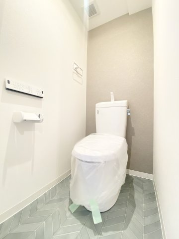 温水洗浄便座付のトイレです。一年中快適にご使用いただけます！広さも程よくあり落ち着ける空間です。