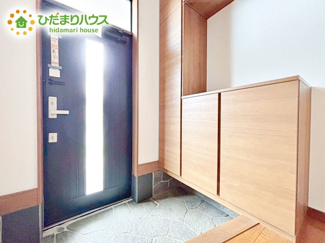 住まう人も来客も入った時にワクワクさせてくれるオシャレな玄関♪　収納もたっぷりあるので、靴がたくさんあっても安心！　気持ちの良い朝は、毎日ここからスタートしていきます♪