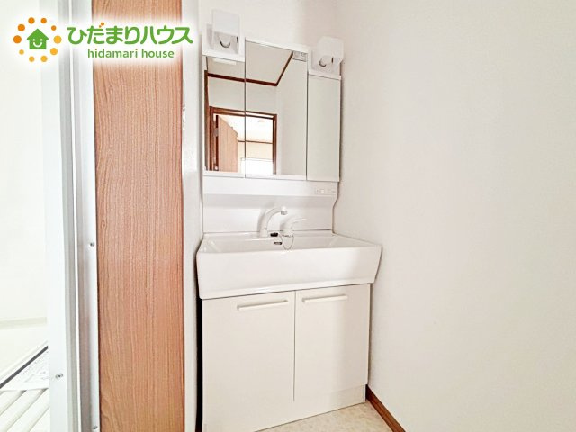 大きな三面鏡の独立洗面。鏡の後ろは収納となっているのでスッキリと整理できます！