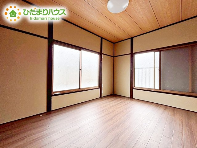 バルコニーに面していて、たっぷり光りの入る明るい主寝室です！
