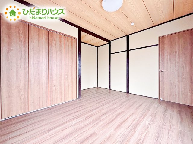 天井の高い主寝室。ゆっくりと過ごせる大人のくつろぎ空間！