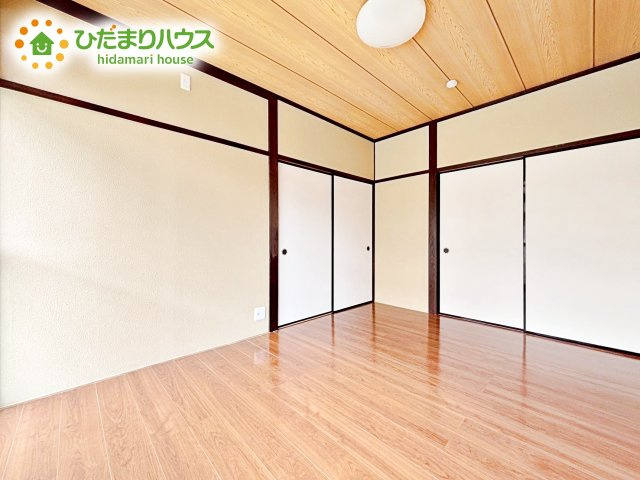 木目のフローリングが暖かみのある室内に。明るい寝室で心地のいい朝を迎えられそう。