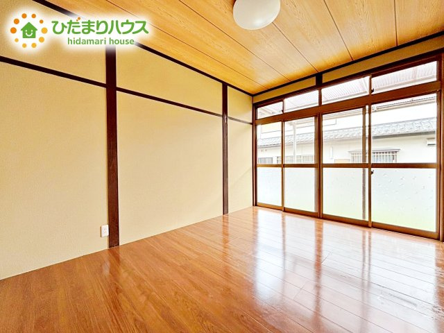 明るい洋室は、生活にゆとりを齎してくれるゆったりスペース。大きな窓からは陽光が入り、リラックスした時の流れを感じられ、