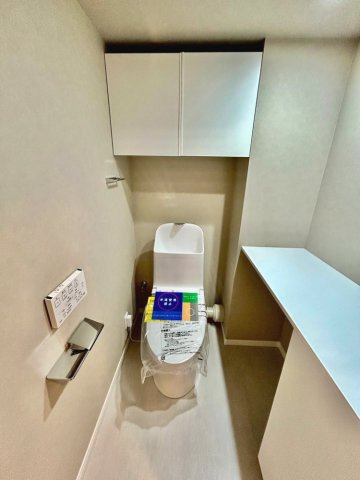収納スペース付きで、ペーパーや掃除用具等収納できトイレが綺麗に片付きます