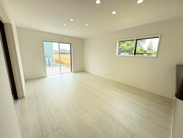 2面採光のリビングは風通しも良く明るく快適です。家族みんなのくつろぎ空間が広がります。